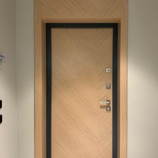 Шпонированная дверь со сложным набором шпона под 45 градусов ("елочка")
