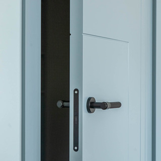 Гладкая дверь из МДФ под эмалью. Цвет по RAL. Фрезеровка на ЧПУ