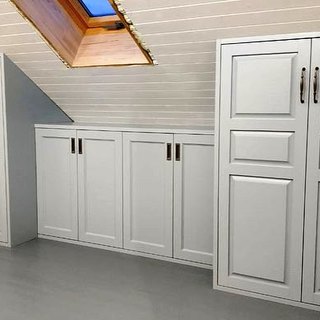 Встроенные шкафы для мансарды. Филенчатые фасады из МДФ под эмалью