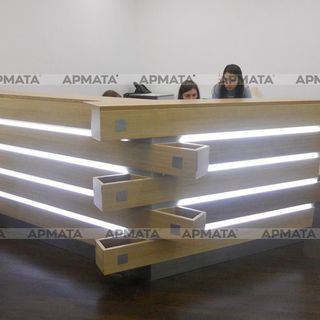 Стойка ресепшн из массива дуба со встроенными кашпо для цветов или мини-газона