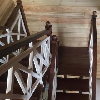 Ступени из массива ясеня для лестницы в загородном доме