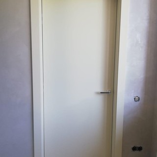 Гладкие щитовые двери по размерам заказчика. Покрытие: эмаль.