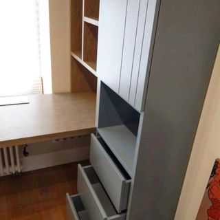 Шкаф с выдвижными ящиками и открытыми полками для детской.