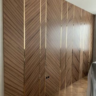 Стеновые панели с расположением шпона под 45 градусов. Раскладка из латуни. Шпон "Орех файн лайн"