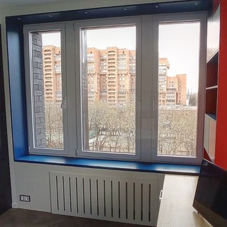 Откосы и подоконник из влагостойкого МДФ под синей эмалью.