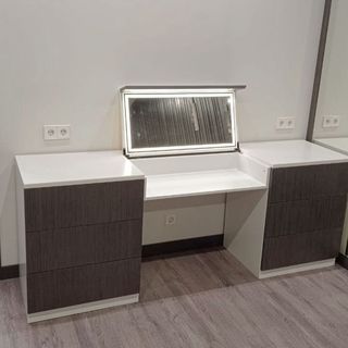 Туалетный столик с подъемным зеркалом (с подсветкой). Столешница из искусственного камня. Фасады - шпон.