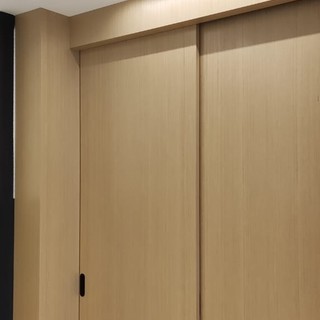 Стеновые панели из шпона со встроенными раздвижными дверями