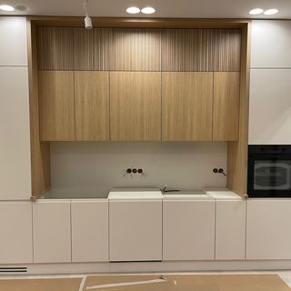 Фасады для кухни из шпона гладкие и реечные. Фасады под эмалью с интегрированными ручками