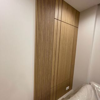 Сочетание реечной и гладкой панелей в интерьере