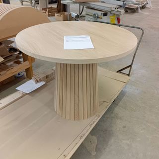 Круглый стол с конусно-цилиндрическим подстольем из массива