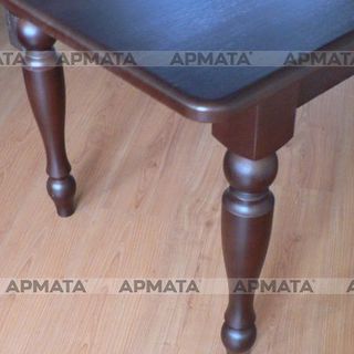 Классический стол из массива бука с точеными ножками