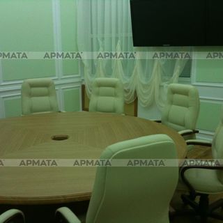 Круглый стол для переговоров из массива дуба 