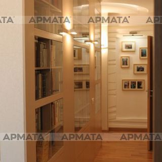 Встроенный книжный шкаф. Остекленный с фасадами из натурального шпона.