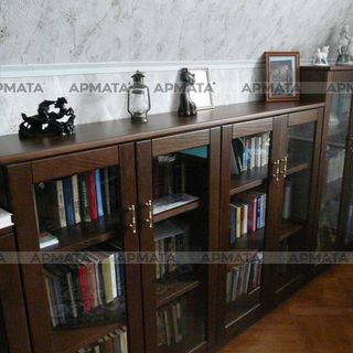 Книжный шкаф в классическом стиле. Массив и шпон. 