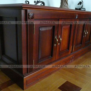 Мебель в классическом стиле с филенчатыми фасадами из массива