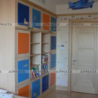 Шкаф с распашными фасадами в комнату мальчика. Шпон клена. МДФ, эмаль на водной основе