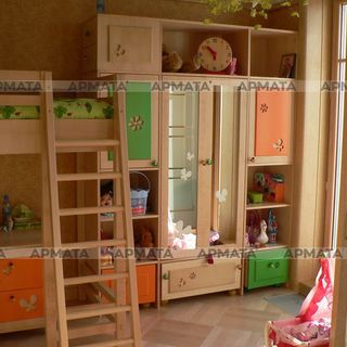 Шкаф для одежды и игрушек в детскую комнату с выкатными нижними ящиками. Шпон клена, МДФ, эмаль.