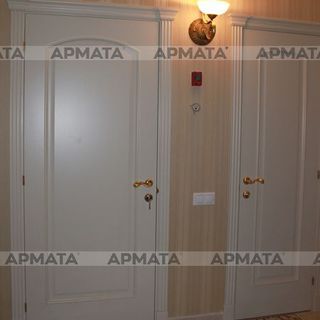 Двери филенчатые под белой эмалью