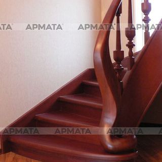 Заходной столб, балясины, ступени, подступенки из массива ясеня